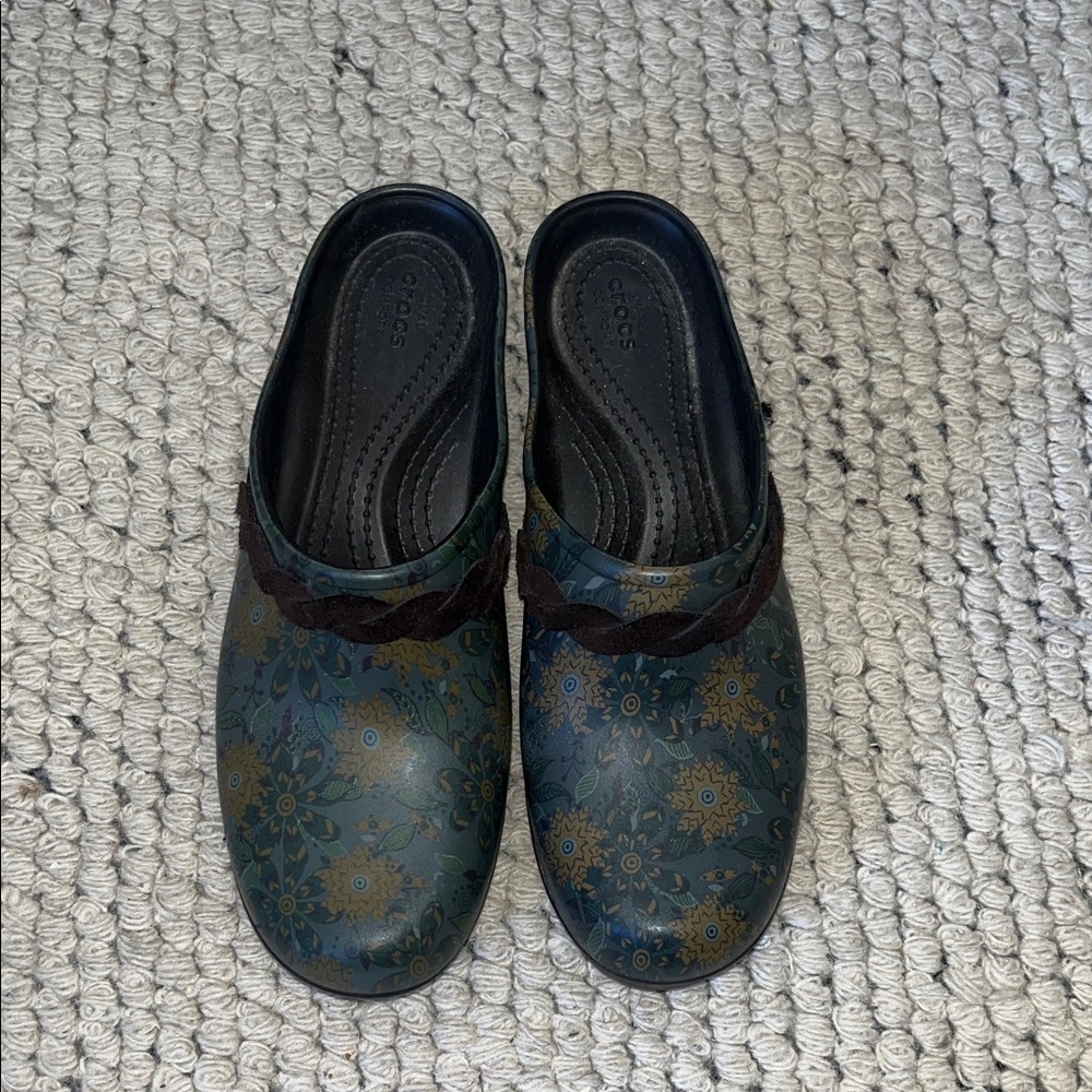Crocs Sarah Floral Clogs Blue Brown Comfort Slip on size 8